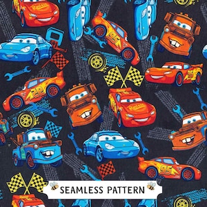 Puede incluir: Una tela negra con un patrón repetitivo de coches de carreras y grúas de dibujos animados en rojo, naranja y azul. El diseño incluye banderas a cuadros, llaves inglesas azules y huellas de neumáticos. Etiqueta con SEAMLESS PATTERN.