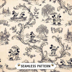 Puede incluir: Un patrón continuo con ilustraciones en tinta azul oscuro de Mickey y Minnie Mouse sobre un fondo color crema. El diseño incluye motivos florales en espiral, sauces, casas y pancartas con el texto Mickey Mouse.