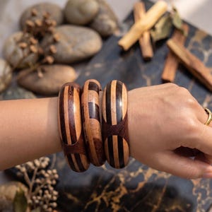 Handgjorda Shadow-Glint Bangles - Klassiska armband med inläggningsdesign.