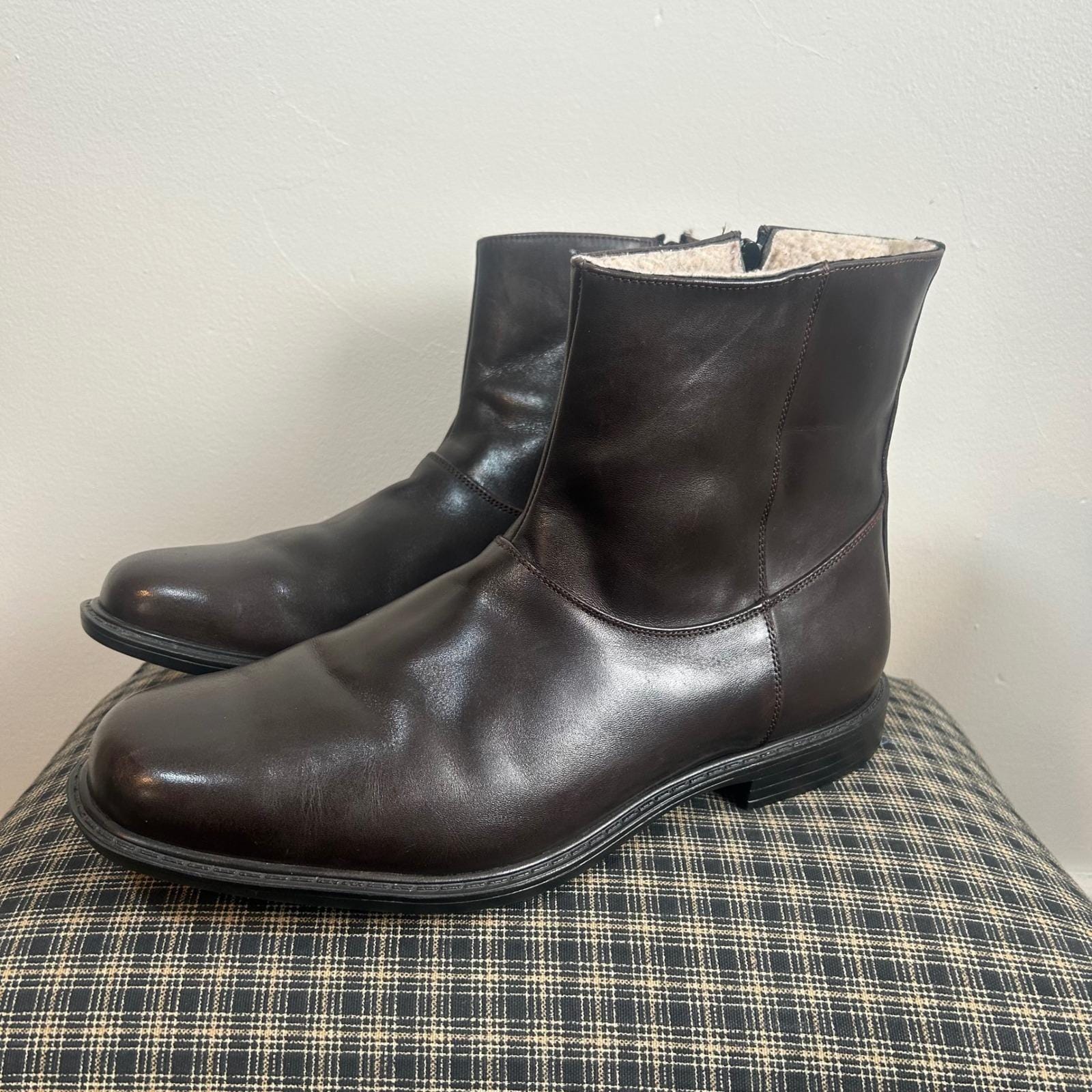 Hitchcock Men’s Leather Ankle Boots Size 11.5 EEEE (4E) England Black Zip Boots HolloShoe Black Leather Zip-Up Ankle Boots for Modern  main image 3