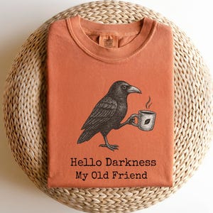 T-shirt Corbeau Corbeau Hello Darkness Comfort Colors®, T-shirt d'Halloween Corbeau et café, T-shirt Corbeau et tasse de café Hello Darkness Mon vieil ami