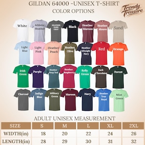 Pode incluir: Uma exibi&ccedil;&atilde;o de camisetas unissex Gildan 64000 em v&aacute;rias cores, incluindo branco, preto e vermelho. A imagem mostra op&ccedil;&otilde;es de cores e medidas unissex para adultos em polegadas. A marca "Trendy Treasure" &eacute; vis&iacute;vel.