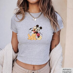Camiseta de bebé de Mickey Mouse y Pluto, camiseta de Disney de mejores amigos, regalo de Mickey y Pluto al estilo Y2K, camiseta de bebé de dibujos animados vintage, camiseta ajustada retro de Disney imagen 2