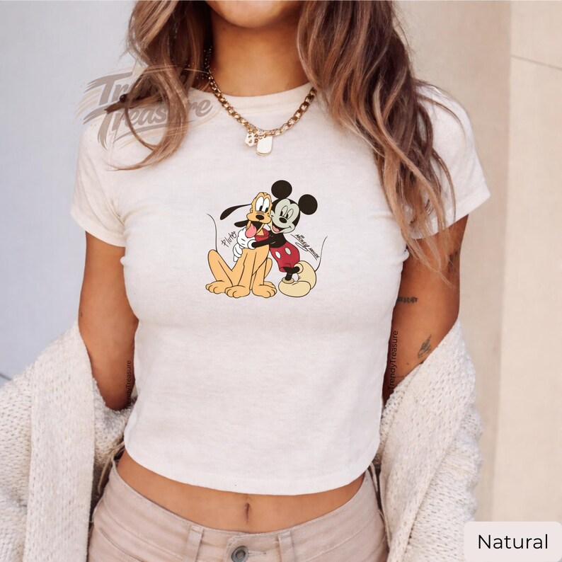 Camiseta de bebé de Mickey Mouse y Pluto, camiseta de Disney de mejores amigos, regalo de Mickey y Pluto al estilo Y2K, camiseta de bebé de dibujos animados vintage, camiseta ajustada retro de Disney imagen 3