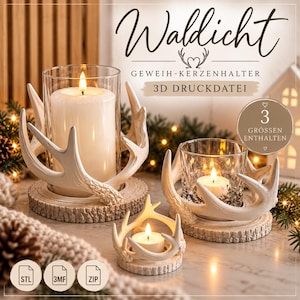Puede incluir: Tres portavelas blancos con forma de cornamenta, insertos de vidrio y velas encendidas. Texto: Waldicht, GEWEIH-KERZENHALTER, 3D DRUCKDATEI, 3 GRÖSSEN ENTHALTEN, STL, 3MF, ZIP. Los soportes tienen una base texturizada de madera.