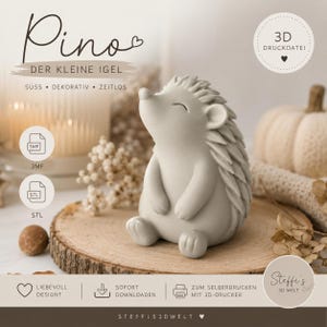 Può includere: Una statuetta di riccio stampata in 3D grigio chiaro con finitura liscia, occhi chiusi e un piccolo naso. L'immagine include etichette di testo per i formati di file 3D 3MF e STL, insieme al testo in tedesco Pino der kleine Igel.