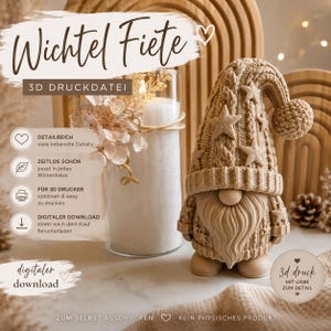 Peut inclure: Une figurine de gnome beige imprimée en 3D avec un chapeau à motif tricot texturé orné d'étoiles et d'un pompon. Le gnome présente une barbe proéminente et un nez rond. Le texte sur l'image inclut Wichtel Fiete, 3D Druckdatei et digitaler download.