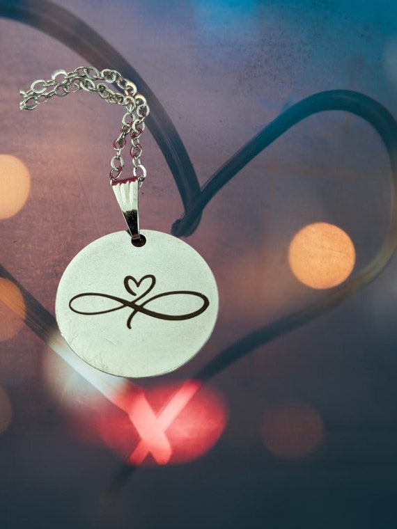 Collana Infinity e cuore, Collana con ciondolo Infinity, Collana con ciondolo cuore, Regalo per la fidanzata, Regalo per la mamma, Regalo per la festa della mamma - Italia