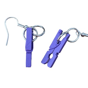 Pode incluir: Um par de brincos de madeira roxa com ganchos de prata.