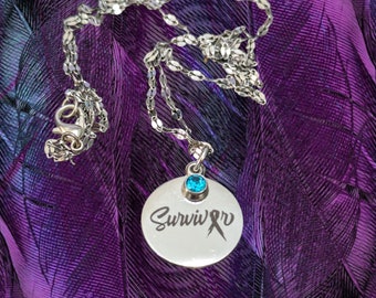 Collar de acero inoxidable con dije de superviviente: Conciencia y resiliencia