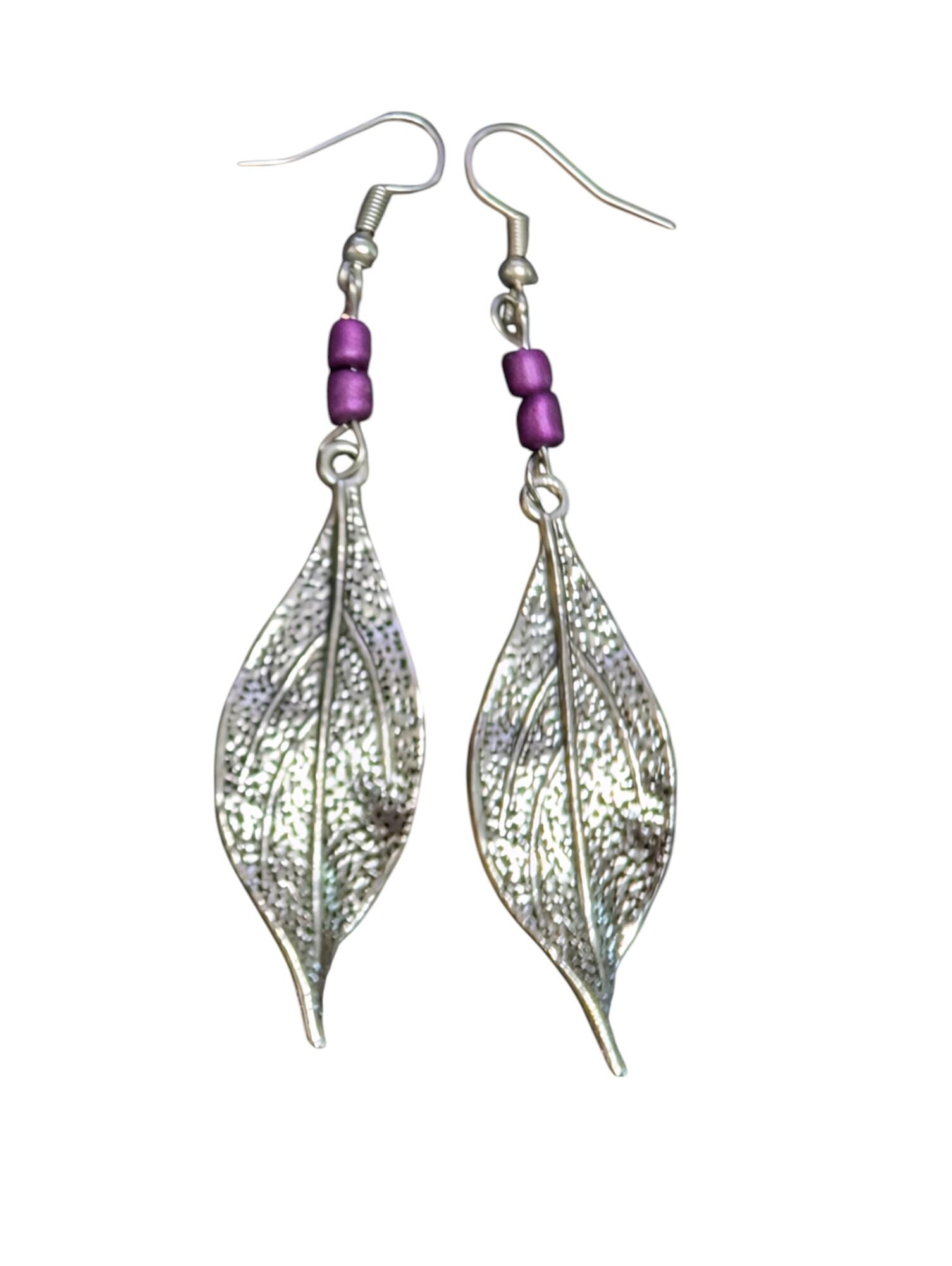 Boucles D'oreilles Fantaisie Argentées Forme Feuille Mauve 19x13mm - Neuf Sans Emballage
