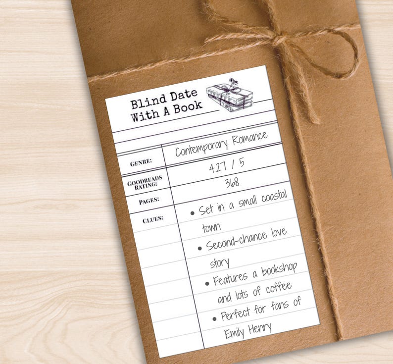 以下が含まれることがあります： 「Blind Date With A Book」と書かれたラベルが付いた、茶色の紙で包まれたパッケージ。ラベルには、ジャンルがコンテンポラリーロマンス、Goodreadsの評価、ページ数が記載されています。手がかり：海辺の町、書店。