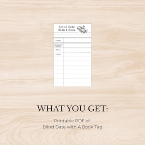 以下が含まれることがあります： 「Blind Date With A Book」のテキストと、本の山を小さく描いたイラストが描かれた白い印刷可能なタグ。タグには、ジャンル、Goodreadsの評価、ページ数、手がかりのセクションが含まれています。「WHAT YOU GET: Printable PDF of Blind Date with A Book Tag」のテキストも表示されています。