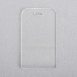 Puede incluir: Un porta-tarjetas de identificaci&oacute;n de pl&aacute;stico transparente con un agujero en la parte superior para un cord&oacute;n.
