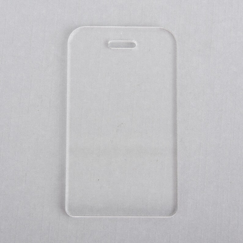 Puede incluir: Un porta-tarjetas de identificaci&oacute;n de pl&aacute;stico transparente con un agujero en la parte superior para un cord&oacute;n.