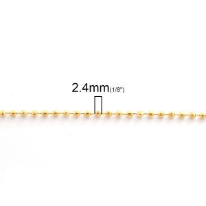 Puede incluir: Primer plano de una cadena de bolas dorada. El texto indica que la cadena tiene 2,4 mm de di&aacute;metro. La cadena se muestra sobre un fondo blanco.
