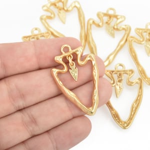 2 Distressed MATTE GOLD ARROWHEAD Pendant Charms 41x26mm chs4684