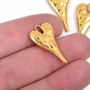 5 HEART Charm Pendants, hammered antiqued gold metal, stylized elongated heart, 27x14mm, 1-1/8&quot; long, chg0603