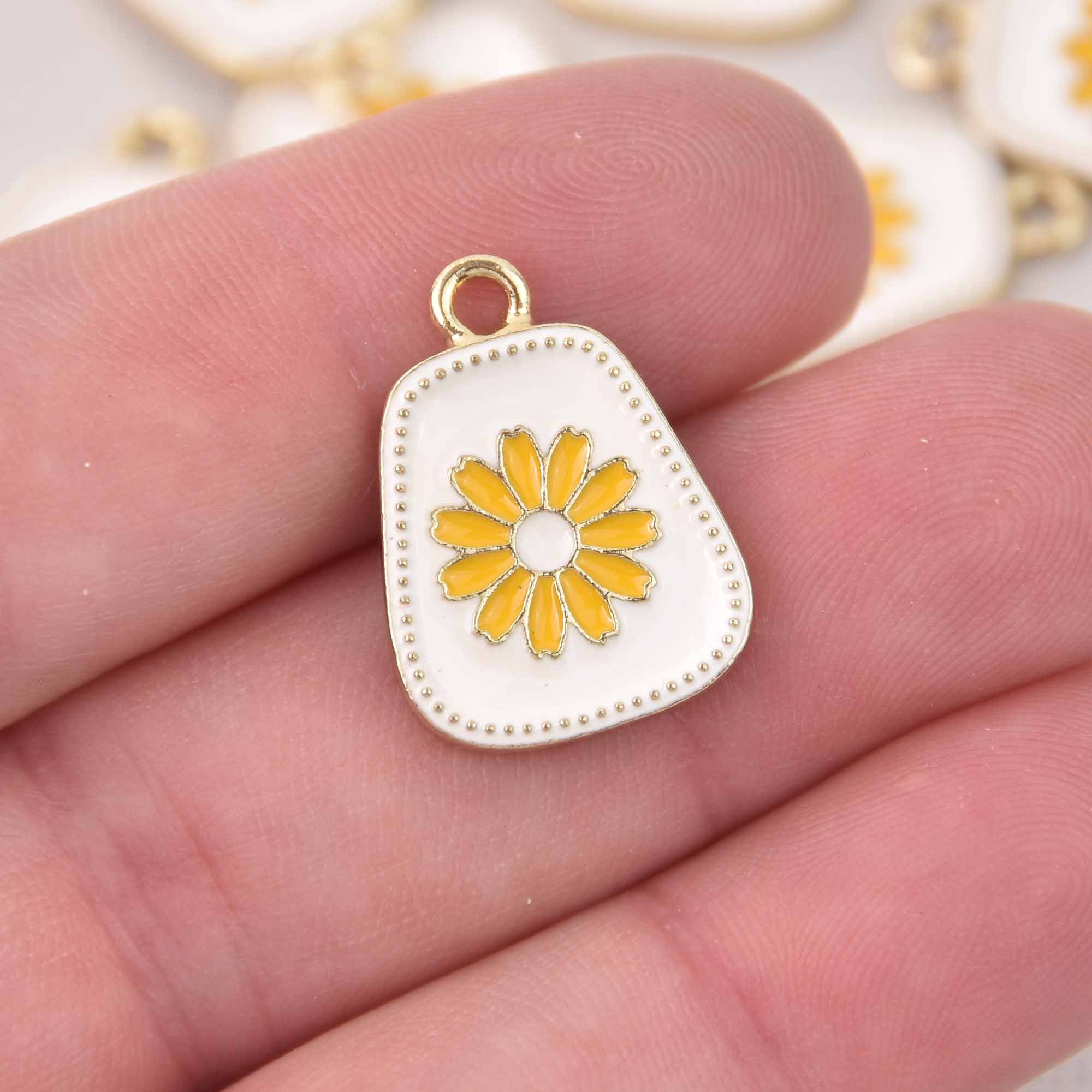 4 Daisy Flower Charms, Gold With Enamel, Chs8025 - Etsy