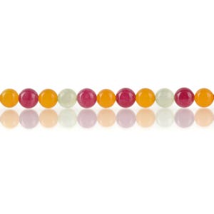 Puede incluir: Un collar de cuentas redondas y coloridas en tonos naranja, rosa y verde. Las cuentas est&aacute;n espaciadas uniformemente y se reflejan en la superficie blanca de abajo. Las cuentas probablemente son de piedra pulida o vidrio.