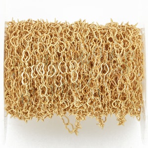 Pu&ograve; includere: Un rotolo di catena dorata con maglie a forma di cuore. La catena &egrave; avvolta strettamente, mostrando l'intricato design e la qualit&agrave; riflettente del metallo. Adatta per la creazione di gioielli e altri progetti creativi.