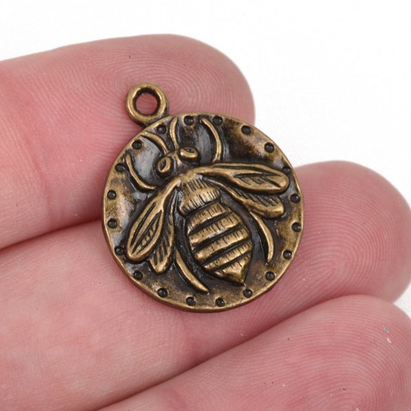 5 QUEEN BEE Bronze Charm Pendants, round coin charms, bronze plated metal, double sided design, 20mm, chb0454