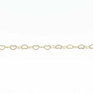Pu&ograve; includere: Una delicata catena color oro con un motivo ripetuto di maglie a forma di cuore. La catena &egrave; presentata su uno sfondo bianco, evidenziando il design intricato e il tono caldo del metallo. Questa catena di gioielli &egrave; adatta per collane e bracciali.