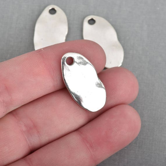 chs3840 Hammered Wavy Oval 10 Silver Drop Charms 27mm