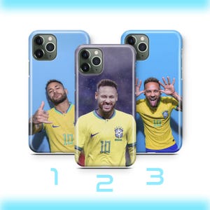 Könnte beinhalten: Drei Handyhüllen mit einem Fußballspieler in einem gelben Trikot mit der Nummer 10. Die Hüllen sind blau und transparent, mit dem Bild des Spielers auf jeder. Die Hüllen sind mit 1, 2 und 3 nummeriert.