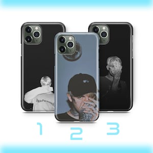 Peut inclure: Trois coques de téléphone avec des images d'une personne. Les coques sont noires et transparentes. Une coque présente une image en noir et blanc d'une personne se couvrant le visage. Une autre coque présente une image en noir et blanc d'une personne en veste blanche. La troisième coque a une image en couleur.