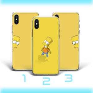 Puede incluir: Fundas amarillas para teléfono con Bart Simpson de la serie de dibujos animados Los Simpson. Una funda tiene una imagen completa de Bart, mientras que las otras muestran a Bart asomándose. Las fundas están numeradas 1, 2 y 3.