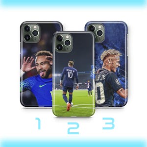 Könnte beinhalten: Drei Handyhüllen mit Bildern eines Fußballspielers. Die Hüllen zeigen verschiedene Actionaufnahmen des Spielers in einem blauen Trikot. Die Hüllen sind mit 1, 2 und 3 nummeriert.