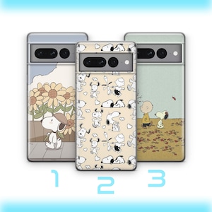 Puede incluir: Tres fundas para teléfono con diseños de Snoopy y Charlie Brown. Una funda presenta a Snoopy con girasoles, otra tiene un patrón de personajes de Snoopy, y la tercera muestra a Charlie Brown y Snoopy en una escena otoñal. Cada funda tiene un color de fondo diferente.