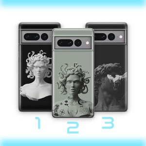 Può includere: Tre custodie per telefono con design artistici. Le custodie presentano immagini di sculture classiche, tra cui Medusa e un busto di David. Le custodie sono nere e grigie, con una custodia verde chiaro al centro. Le custodie sono numerate 1, 2 e 3.