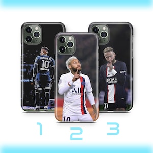 Könnte beinhalten: Drei Handyhüllen mit Bildern eines Fußballspielers in verschiedenen Posen. Die Hüllen haben einen schwarzen Hintergrund und der Spieler trägt ein weißes, marineblaues und rotes Trikot. Die Nummer 10 ist auf den Trikots zu sehen.