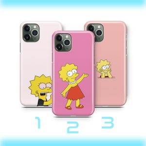 Puede incluir: Tres fundas rosas para teléfono con diseños de Lisa Simpson de Los Simpson. Cada funda muestra una imagen diferente de Lisa. Las fundas están numeradas 1, 2 y 3. El fondo es blanco con un degradado azul claro.