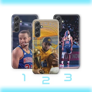 Puede incluir: Tres fundas para teléfono con imágenes de un jugador de baloncesto. Las fundas muestran diferentes fotos de acción del jugador con el uniforme de su equipo, sosteniendo un trofeo y en la cancha. Las fundas están numeradas 1, 2 y 3.