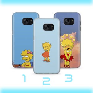 Peut inclure: Trois coques de téléphone avec Lisa Simpson des Simpson. Chaque coque présente un design différent : une avec Lisa assise, une avec Lisa dansant et une avec Lisa en robe rouge avec des cœurs. Les coques sont dans des tons de bleu.