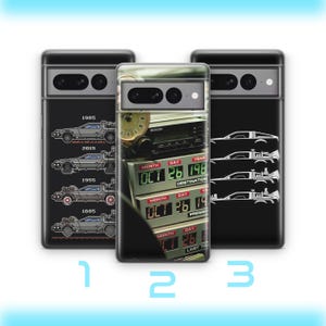 Puede incluir: Tres fundas negras para teléfono con el tema de Regreso al Futuro. Una funda presenta la máquina del tiempo DeLorean con los años 1985, 2015, 1955 y 1885. Otra funda muestra la pantalla de los circuitos temporales.