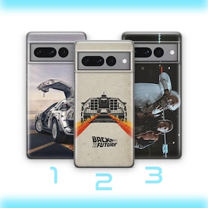 Puede incluir: Tres fundas para teléfono con diseños únicos. Una funda presenta un coche plateado con la puerta abierta, otra tiene el texto "BACK TO THE FUTURE" con un gráfico de vehículo, y la tercera muestra a un hombre con bata blanca.