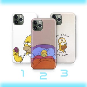 Peut inclure: Trois coques de téléphone avec Homer Simpson des Simpson. Une coque blanche avec Homer tenant un donut, une autre marron clair avec Homer dormant, et la troisième blanche avec le texte "NO BRAIN NO PAIN".