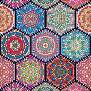 Puede incluir: Un patrón vibrante y repetitivo de baldosas hexagonales, cada una con un diseño de mandala detallado. Los mandalas muestran una variedad de colores, incluyendo azul, naranja, rojo y verde, sobre un fondo oscuro. El efecto general es un diseño colorido e intrincado.