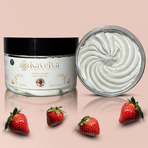 May include: A jar of Kavelva Chantilly Karité Fraise Tagada cream with a black lid, next to a jar of whipped cream. Four fresh strawberries are arranged below. The jar contains 200ml of product.