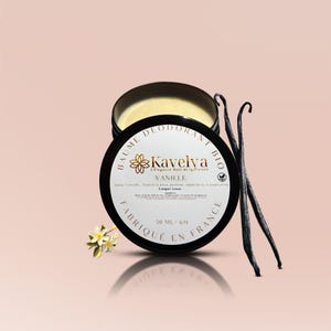 Peut inclure: Un pot de baume déodorant noir avec le texte "Kavelva" et "Vanille". Le pot est ouvert, révélant le baume à l'intérieur. Deux gousses de vanille et une petite fleur sont à côté du pot. Fabriqué en France.