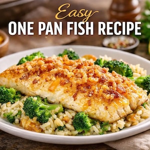 Puede incluir: Un plato de pescado cocido cubierto con una costra dorada, servido sobre arroz y rodeado de brócoli verde. La imagen incluye el texto "Easy One Pan Fish Recipe" en letras blancas y doradas.