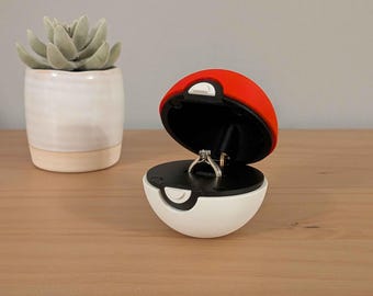 Ring Poké Ball | Magnetic Closure, Display Piece