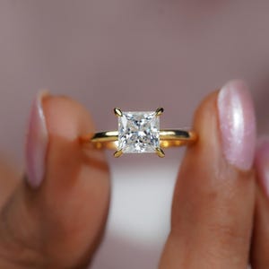 Förlovningsring med prinsessslipad moissanit, vigselring i 14 karat gult guld med solitaire, minimalistisk vardagsring