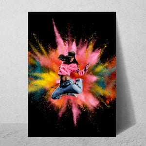 Könnte beinhalten: Ein dynamisches Poster, das eine Person zeigt, die vor einer Explosion farbigen Pulvers springt. Die Person trägt ein pinkfarbenes Crop-Top, blaue Jeans und eine schwarze Kappe. Der Hintergrund ist eine Explosion aus Pink, Gelb und Blau.
