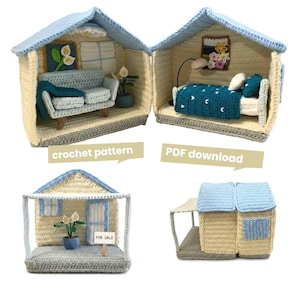 Peut inclure: Structures de maison miniatures crochetées avec des toits bleus et des murs beiges. L'une des maisons présente un canapé, l'autre un lit. L'image comprend le texte "crochet pattern" et "PDF download".