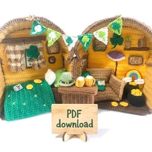 Könnte beinhalten: Ein gehäkeltes Diorama zum Thema St. Patrick's Day. Der Innenraum hat ein grünes und gelbes Farbschema mit einer Couch, einem Regenbogen und einem Goldtopf. Ein Schild zeigt "PDF download".